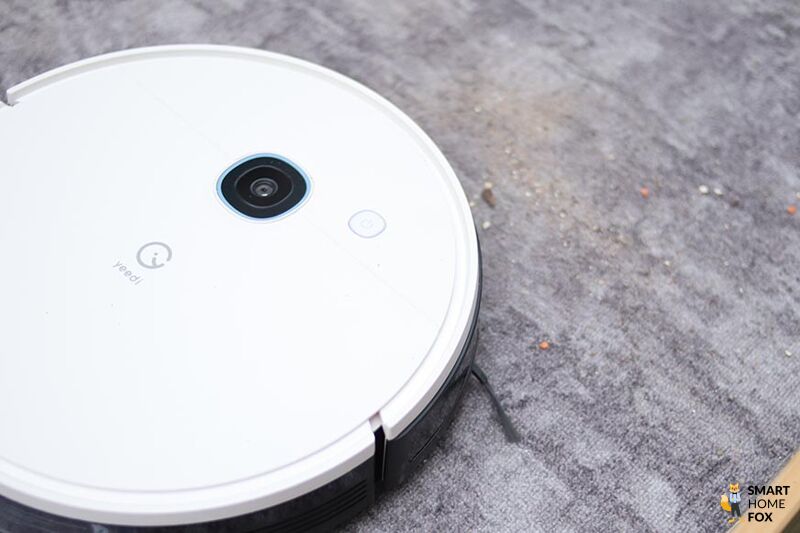 Yeedi Vac очищает песок на ковре с низким ворсом